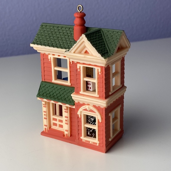1984 Hallmark Collectible 1984 Nostalgic Houses & Shops 1st Victorian Dollhouse - Picture 2 of 6